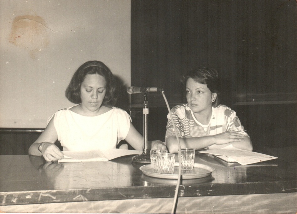 Foto de Jornada Bibliotecológica, octubre de 1986. Alicia Sánchez del Collado y Margarita León. Fondos BNCJM.